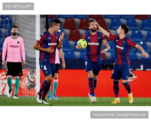 巴萨第三球：禁区混战补射得分