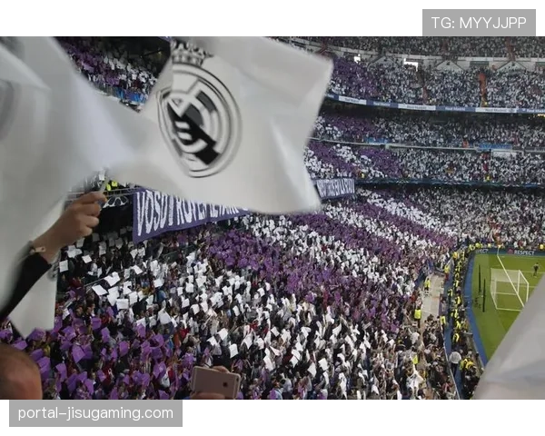 伯纳乌全场球迷起立鼓掌，向客队老将基米希致敬